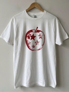 Gildan White Short Sleeve Tee with Red Apple Star Graphic | Unisex Shirt